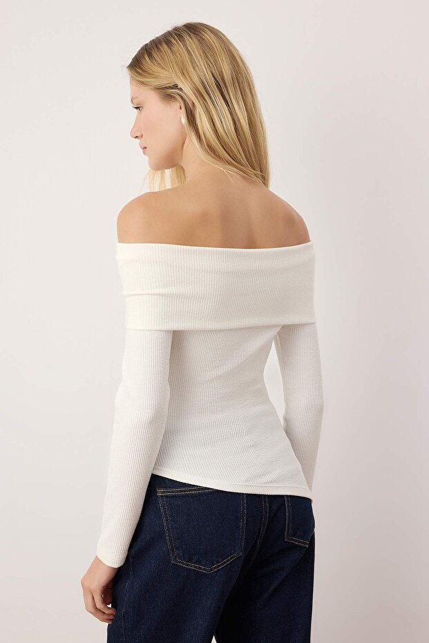 Ekru Carmen Yaka Asimetrik Fitted/Vücuda Oturan Örme Bluz TWOAW26BZ00255 - 4