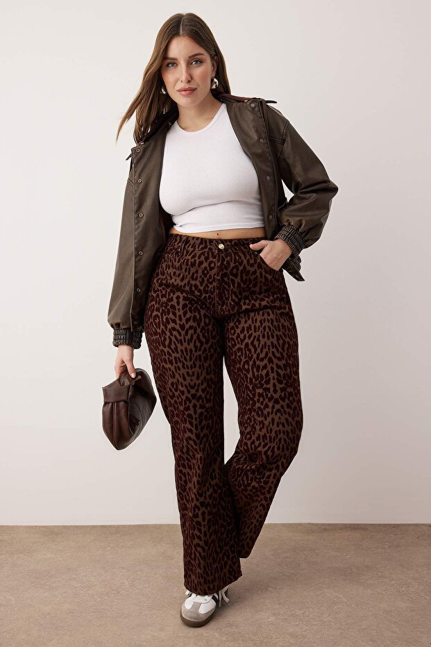 Kahverengi Süet Görünümlü Leopar Desenli Yüksek Bel Büyük Beden Wide Leg Jeans TBBAW26CJ00045 - 1