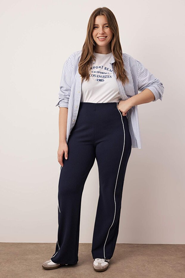 Lacivert Straight Fit Beyaz Biye Detaylı Örme Krep Büyük Beden Pantolon TBBAW26AR00005 - 1