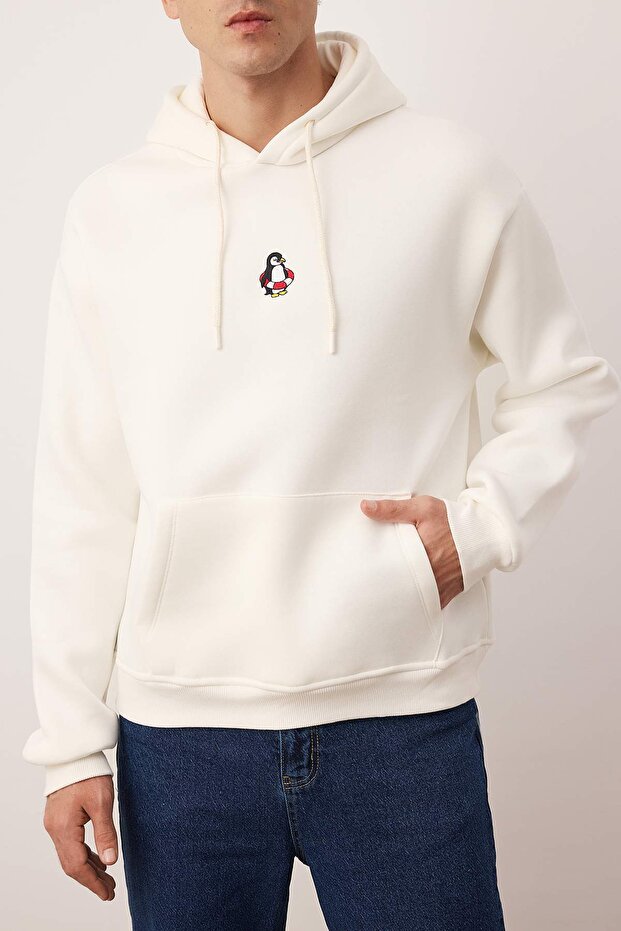 Ekru Oversize/Geniş Kesim Kapüşonlu İçi Polarlı Penguen Nakışlı Sweatshirt TMNAW24SW00018 - 3