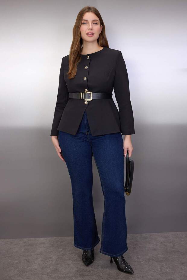 Czarna kurtka w dużym rozmiarze z paskiem i złotymi guzikami TBBAW26AG00030 - 1