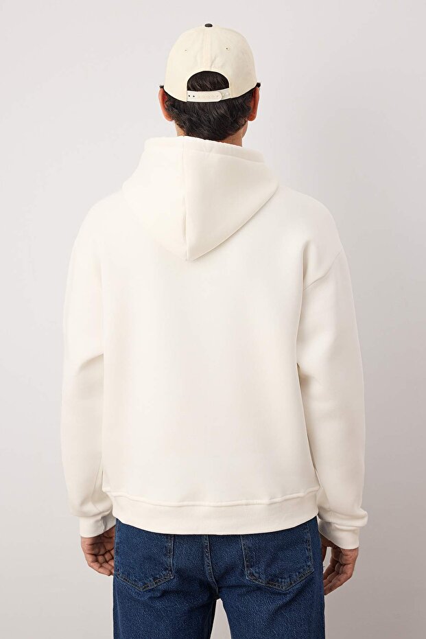 Ekru Oversize/Geniş Kesim Kapüşonlu İçi Polarlı Penguen Nakışlı Sweatshirt TMNAW24SW00018 - 4