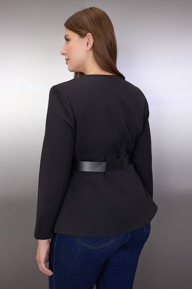 Czarna kurtka w dużym rozmiarze z paskiem i złotymi guzikami TBBAW26AG00030 - 4