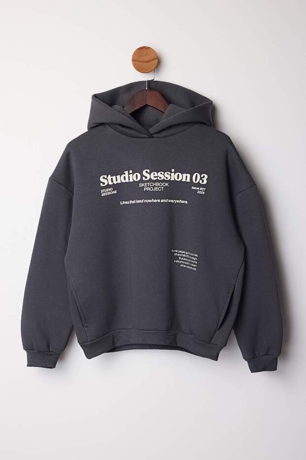Antrasit Kalın İçi Polarlı Kapüşonlu Slogan Baskılı Boxy Fit Örme Sweatshirt TWOAW26SW00217 - 5