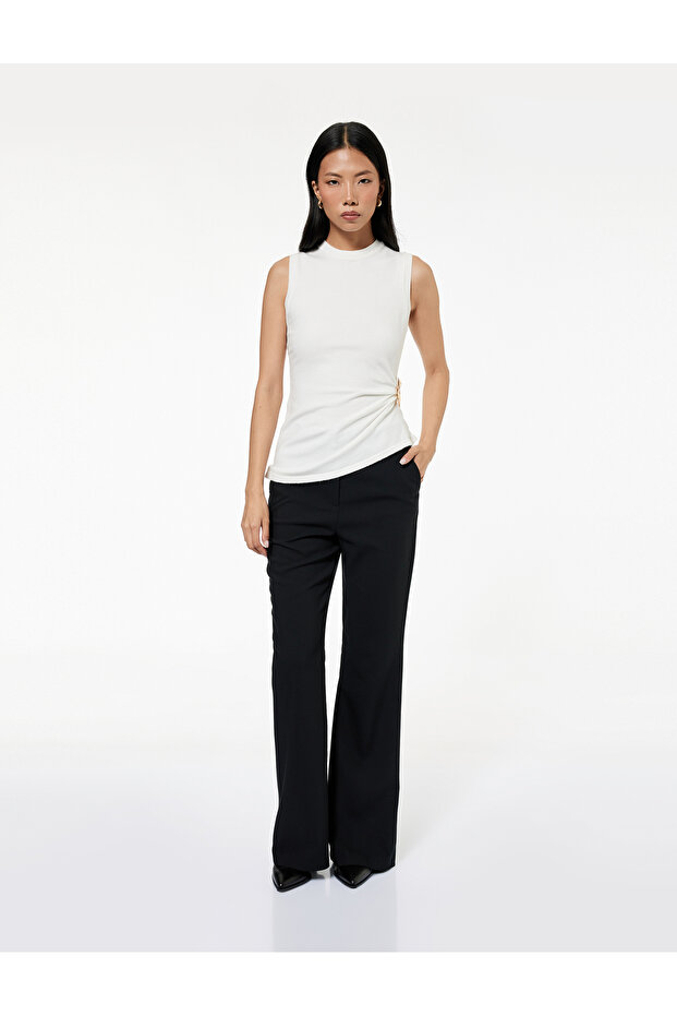 Crew Neck Sleeveless Knitwear Blouse with Accessory Detail