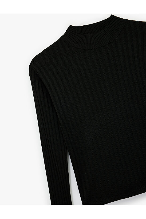 Langärmliger Strickpullover mit hohem Kragen - 3