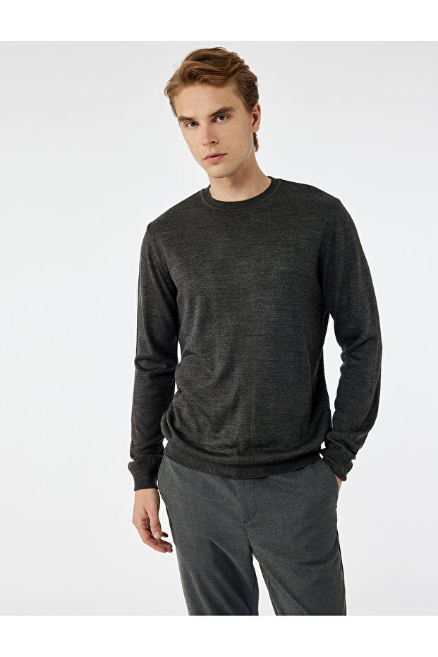 Langärmliger Basic-Strickpullover mit Rundhalsausschnitt - 1