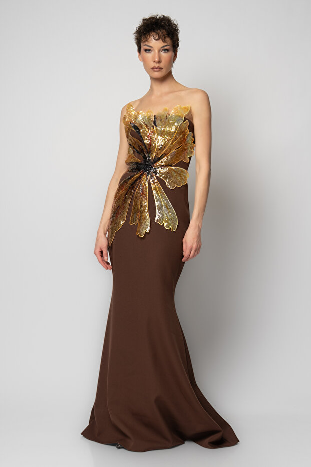 Göğsünde büyük payet çiçekli krep abiye elbise - 1