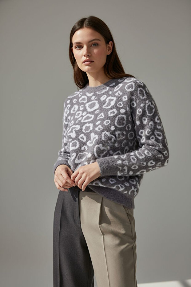 Leopard pattern soft sweater - 4