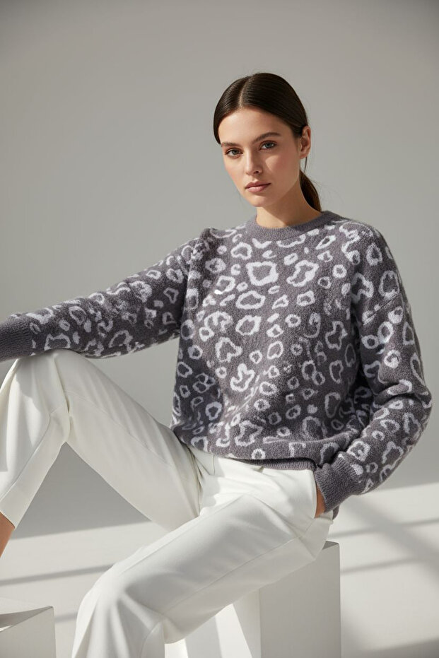 Leopard pattern soft sweater - 1