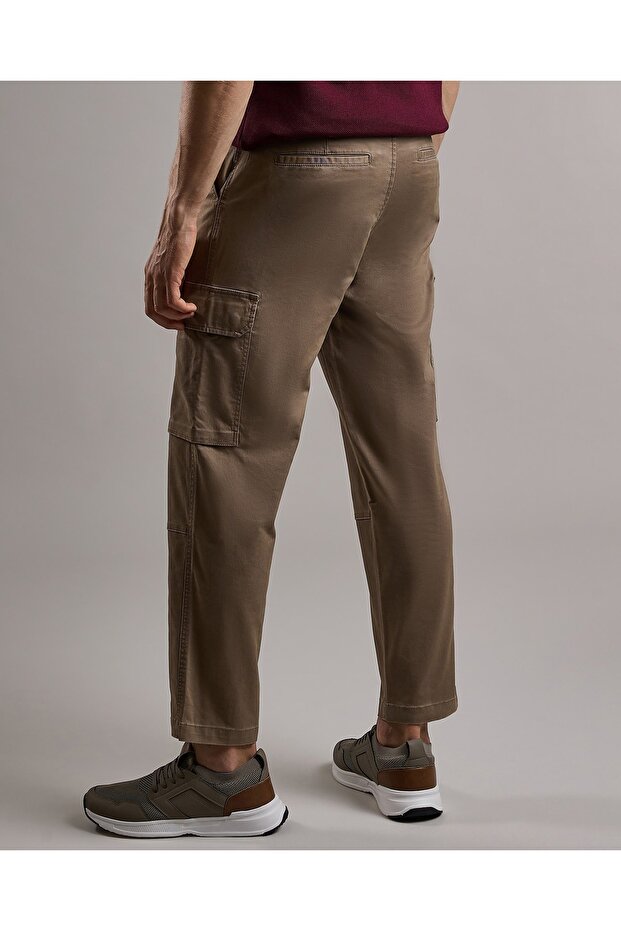 Solid Chinos with Button Closure - 4
