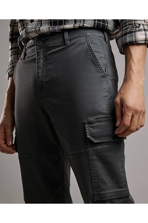 Solid Chinos with Button Closure - 4