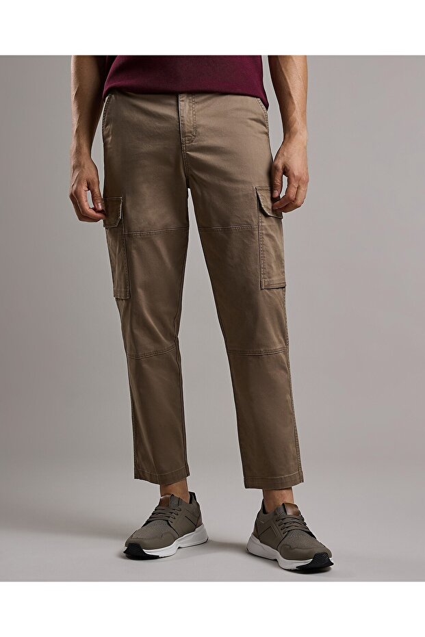 Solid Chinos with Button Closure - 2