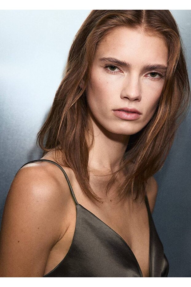 V yakalı saten elbise - 6