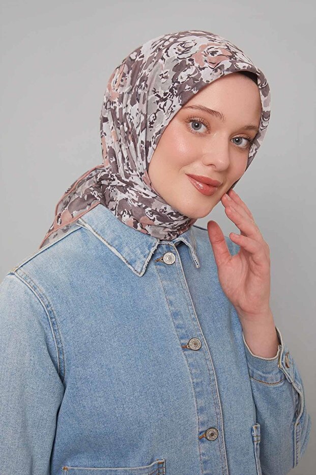 وشاح ناعم بنمط وردة البرسيم