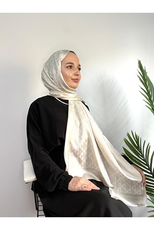 Triangle Pattern Shiny Jacquard Shawl Cream - 3