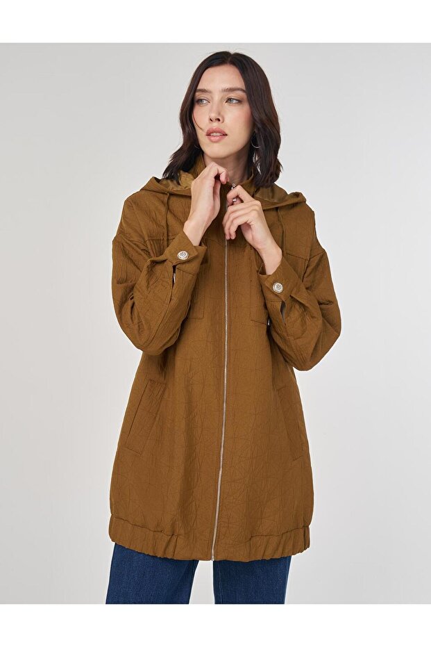 قبعة مبطنة بأزرار لامعة باللون الزيتوني الداكن - 1