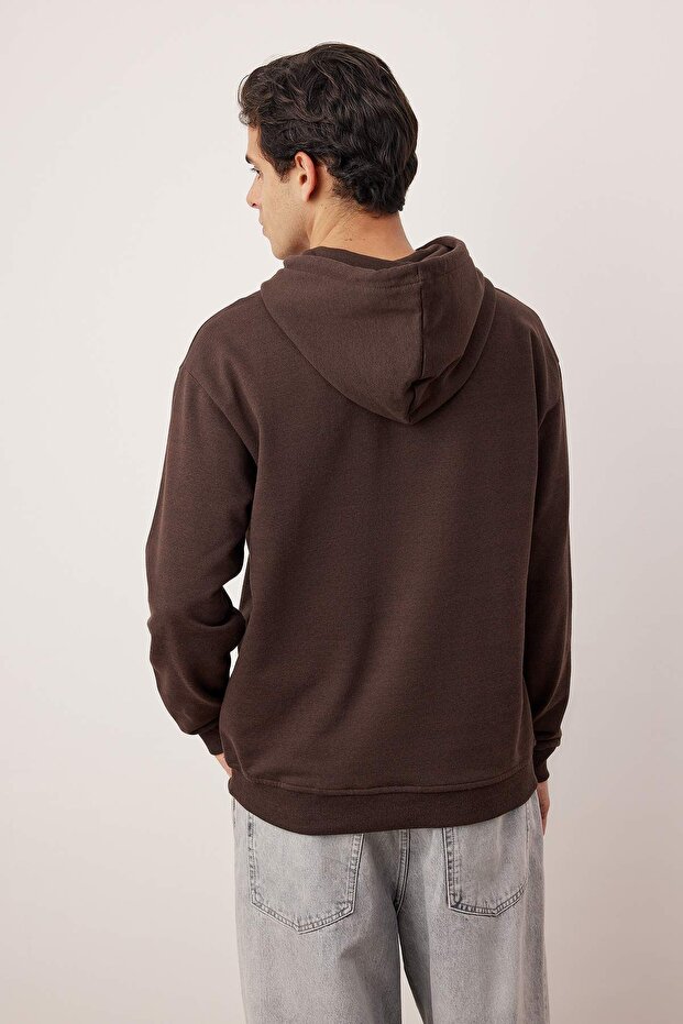 Koyu Kahverengi Oversize/Geniş Kesim Kapüşonlu İçi Polar/Sıcak Tutan Sweatshirt TMNAW23SW00195 - 4