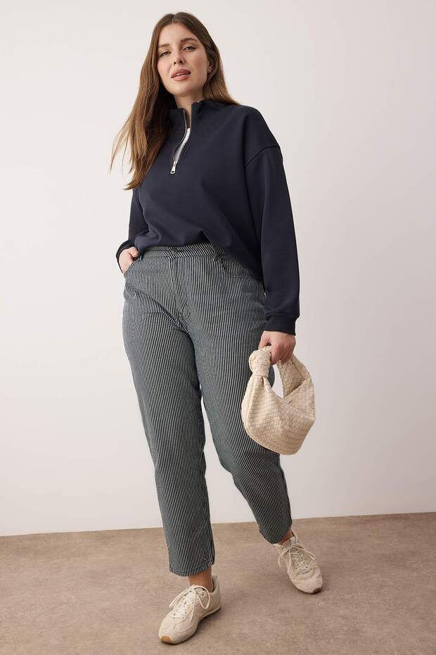 Koyu Mavi Yüksek Bel Çizgili Mom Fit Denim Büyük Beden Jeans TBBAW26CJ00027 - 1