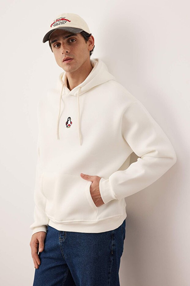 Ekru Oversize/Geniş Kesim Kapüşonlu İçi Polarlı Penguen Nakışlı Sweatshirt TMNAW24SW00018 - 2