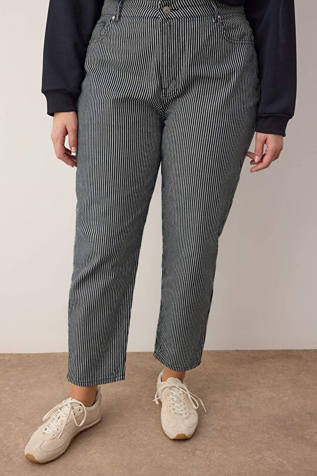 Koyu Mavi Yüksek Bel Çizgili Mom Fit Denim Büyük Beden Jeans TBBAW26CJ00027 - 3