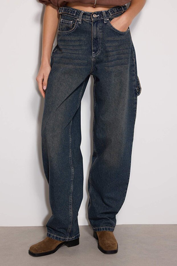 Tartósabb, sötétkék mosott hatású, bő szabású, magas derekú, laza farmernadrág TWOAW24JE00308 - 3