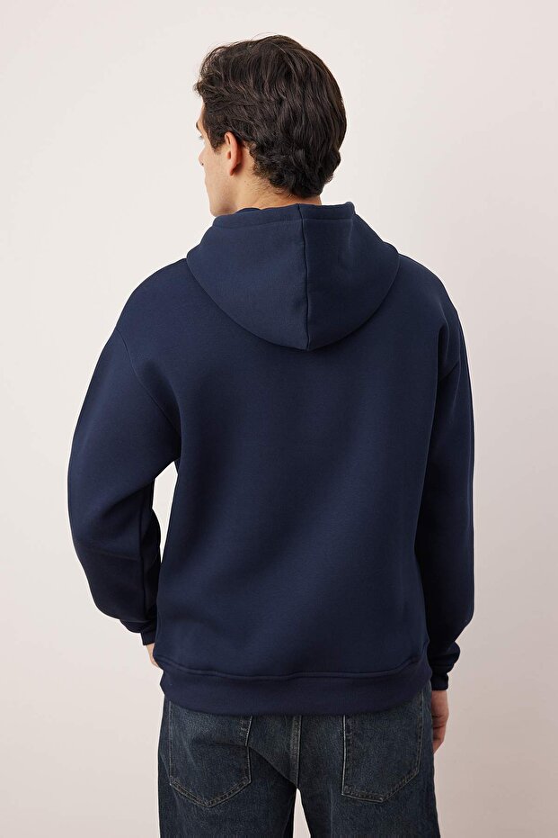Lacivert Oversize/Geniş Kesim İçi Polarlı Kapüşonlu Yazı Nakışlı Sweatshirt TMNAW24SW00029 - 4
