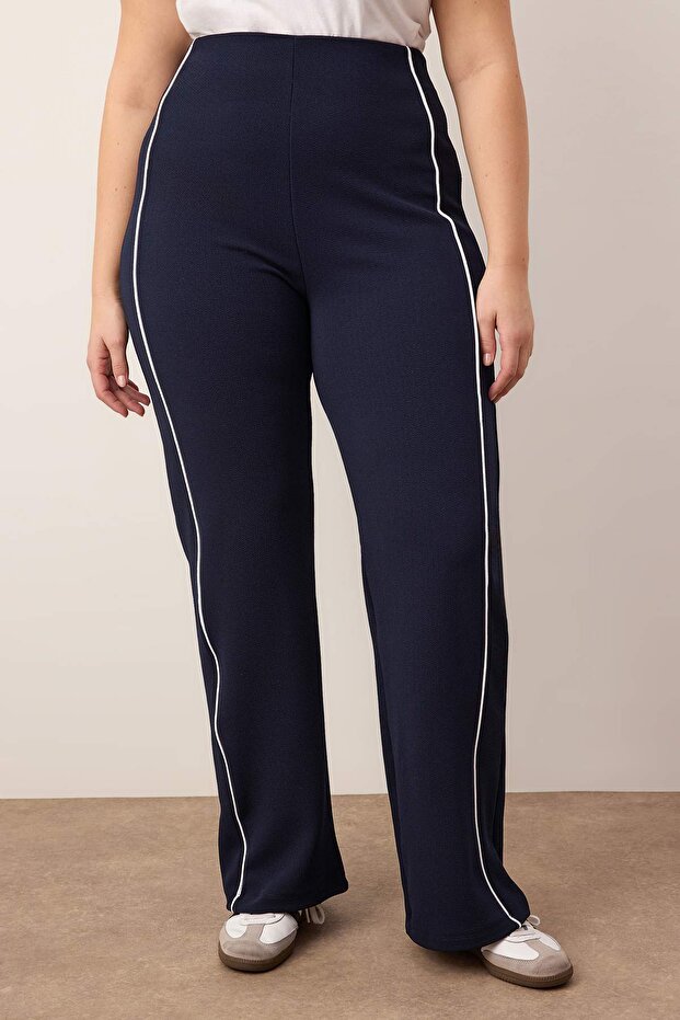 Lacivert Straight Fit Beyaz Biye Detaylı Örme Krep Büyük Beden Pantolon TBBAW26AR00005 - 3