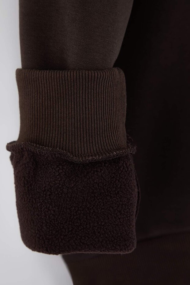 Koyu Kahverengi Yeni Oversize/Geniş Kesim Nakışlı Dik Yaka İçi Polar Sweatshirt TMNAW26SW00008 - 7