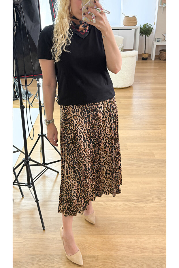 تنورة مطوية بنمط الفهد - 2