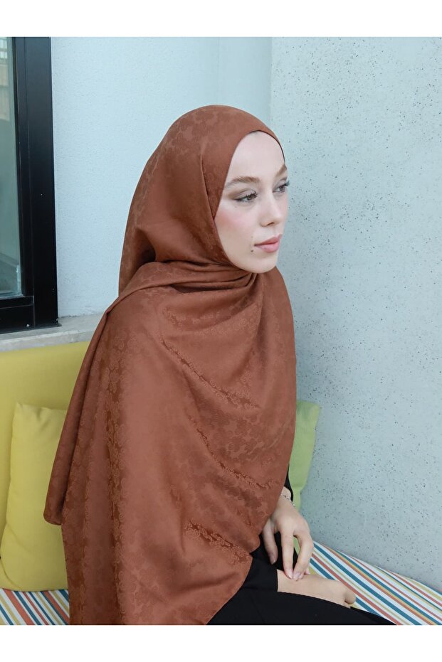 شال من سلسلة جاكار الحريري بنمط العنبر