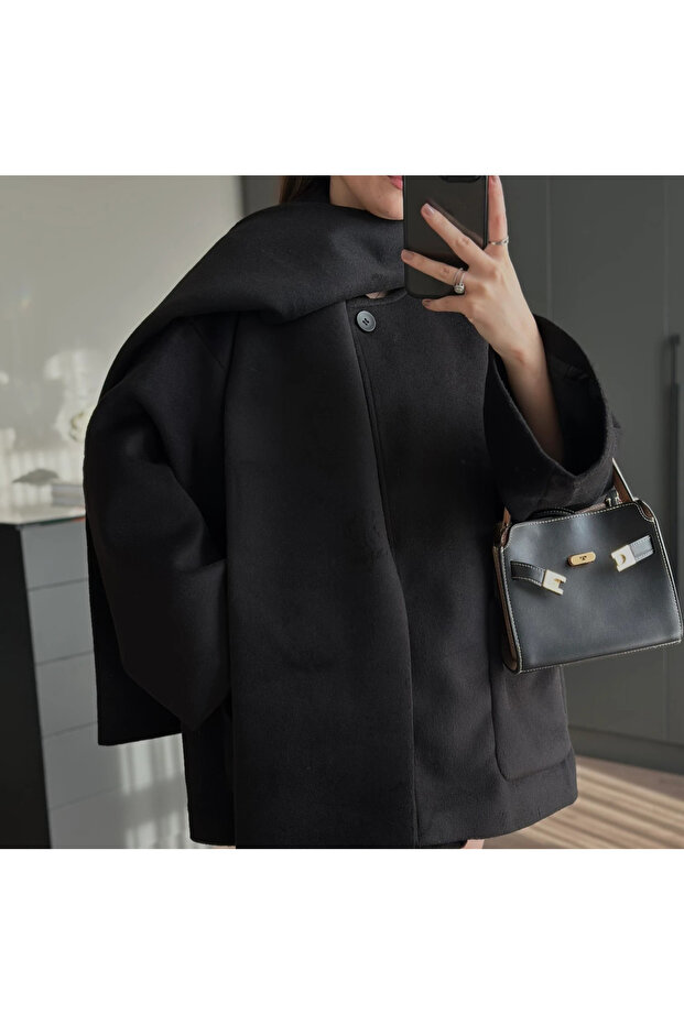 Czarny płaszcz z szalowym wykończeniem - 7600 - 4