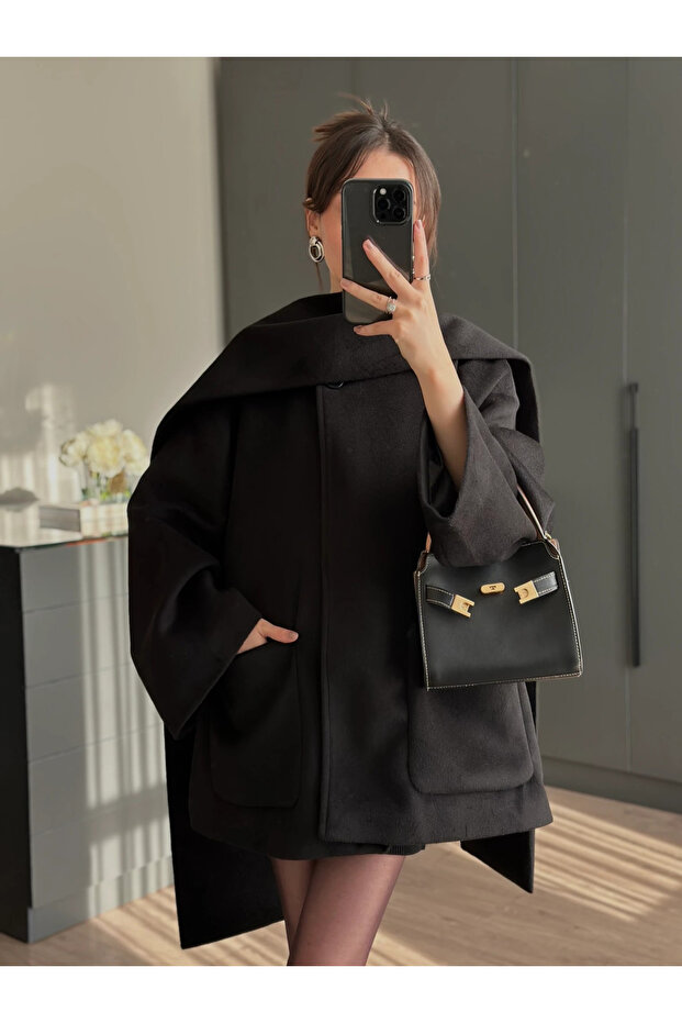 Czarny płaszcz z szalowym wykończeniem - 7600 - 1