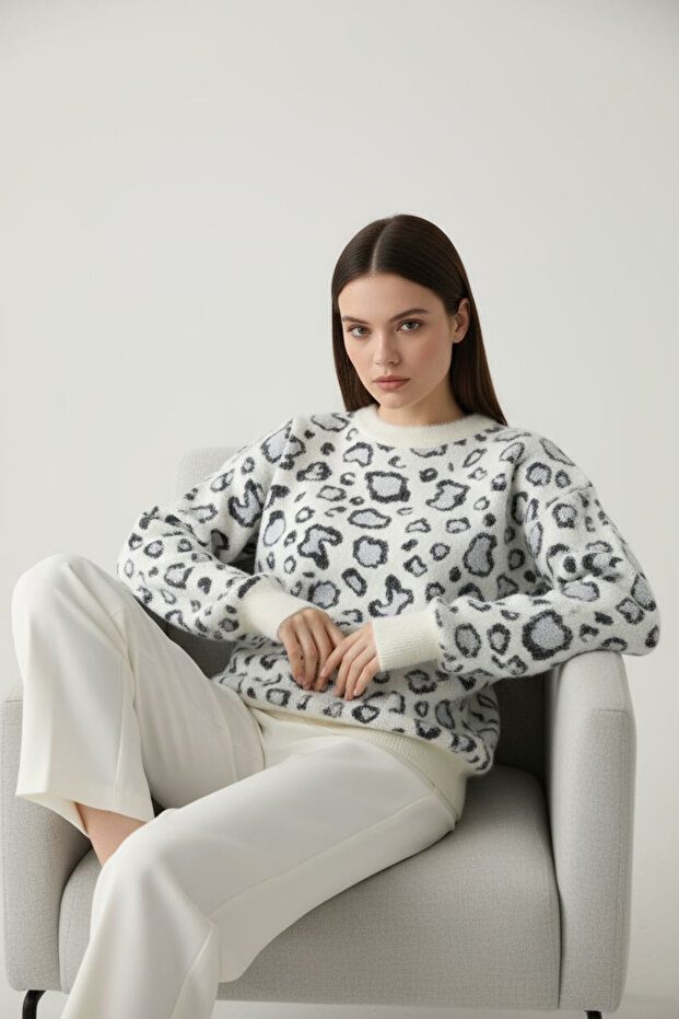 Leopard pattern soft sweater - 1
