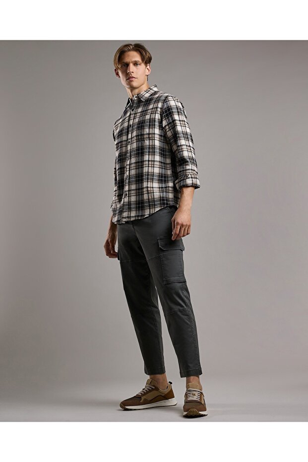 Solid Chinos with Button Closure - 1