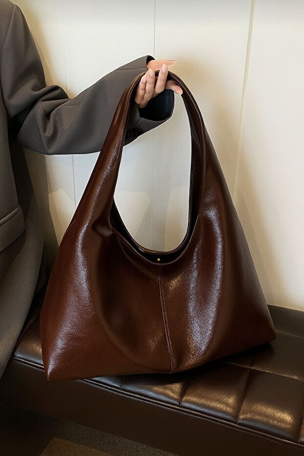 Luxury Leather Shoulder and Hand Bag with Magnet Closure