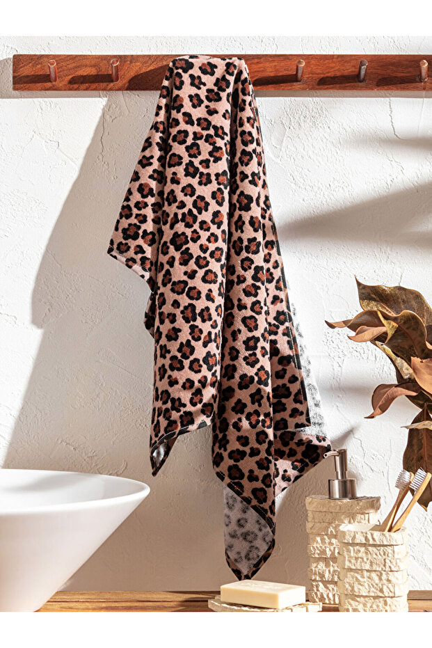 Sparkling Choices from Shining Store |   Leopard Patterned Face Towel 50X80 cm - 1