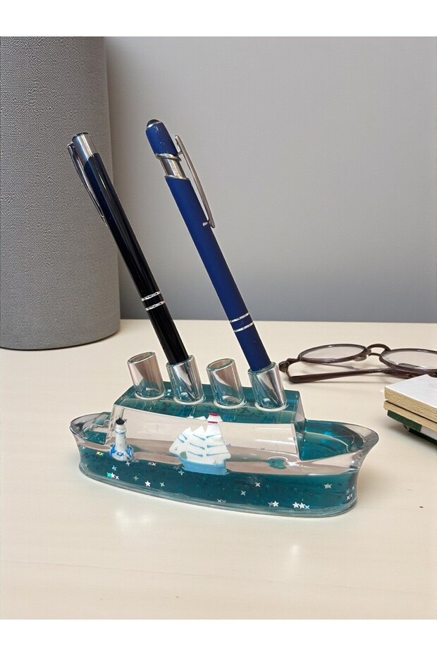 Blue Cruise Ship Water Pen Holder – Desk Decor with Capacity for 4 Pens (16 cm)