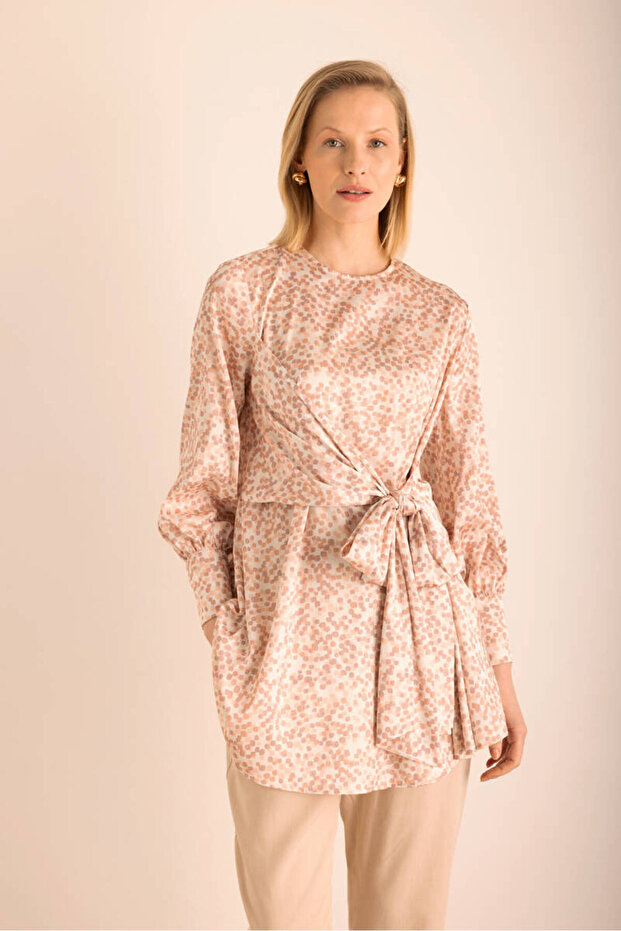 بلوزة صغيرة مربعة الشكل 2484111 - 2