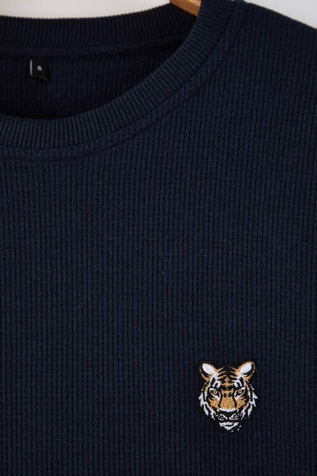 Koyu Lacivert Oversize/Geniş Kesim Bisiklet Yaka Kaplan Nakışlı Şardonsuz Sweatshirt TMNAW25SW00194 - 6