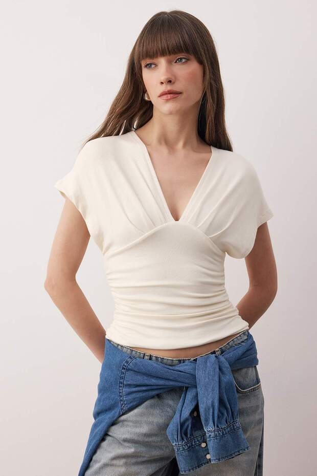 Ekru Fitted/Vücuda Oturan Büzgü/Drape Detaylı Örme Bluz TWOSS25BZ00605 - 1