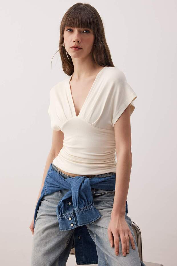 Ekru Fitted/Vücuda Oturan Büzgü/Drape Detaylı Örme Bluz TWOSS25BZ00605 - 2