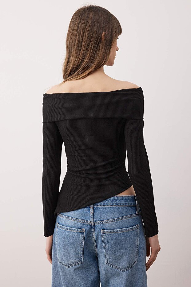 Siyah Carmen Yaka Asimetrik Fitted/Vücuda Oturan Örme Bluz TWOAW26BZ00255 - 4