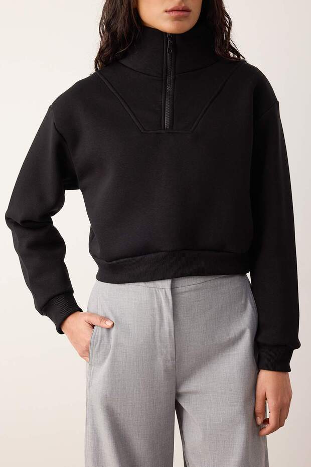 Siyah Kalın İçi Polarlı Dik Yaka Yarım Pat Fermuarı Crop Örme Sweatshirt TWOAW26SW00233 - 3