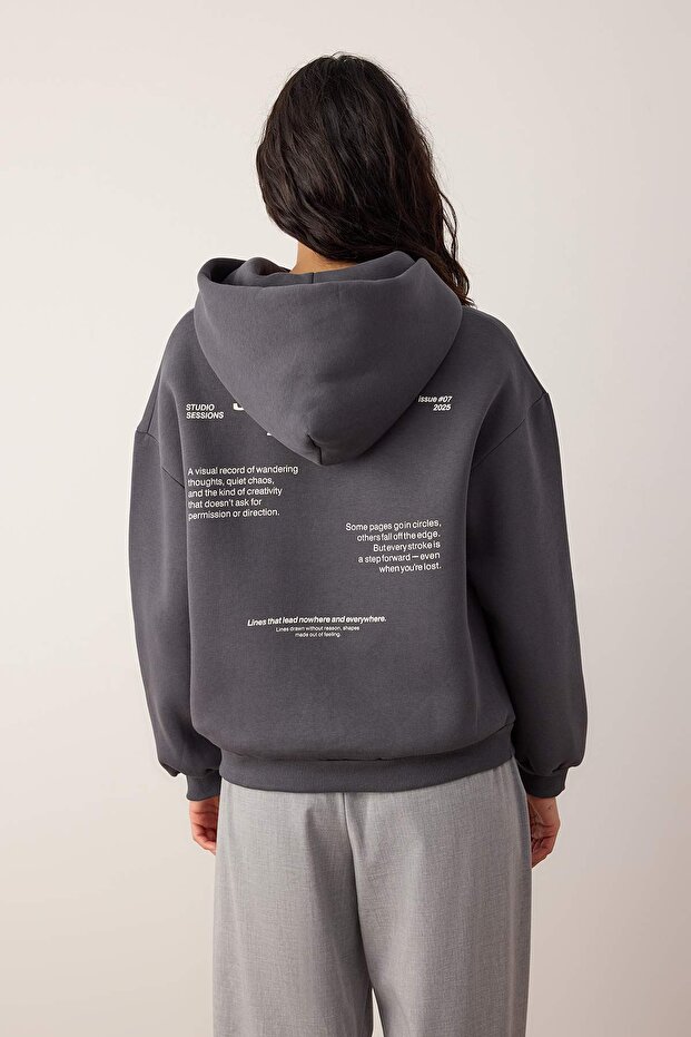 Antrasit Kalın İçi Polarlı Kapüşonlu Slogan Baskılı Boxy Fit Örme Sweatshirt TWOAW26SW00217 - 4