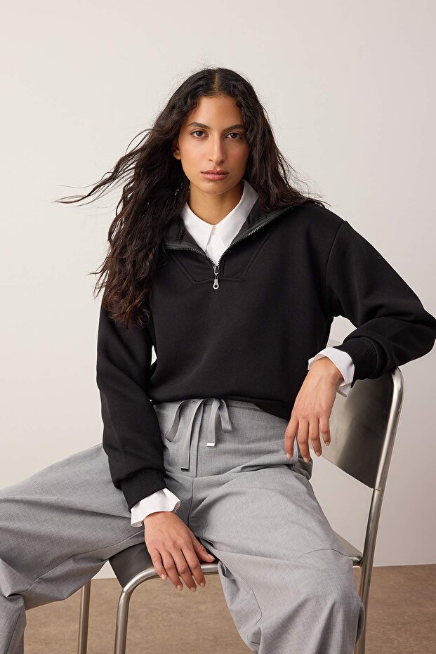 Siyah Kalın İçi Polarlı Dik Yaka Yarım Pat Fermuarı Crop Örme Sweatshirt TWOAW26SW00233 - 1