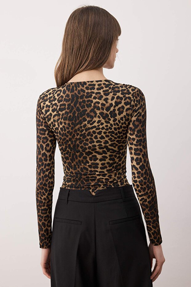 Kahverengi Leopar Baskılı Alttan Çıtçtılı Esnek Örme Body TWOAW26BD00016 - 4