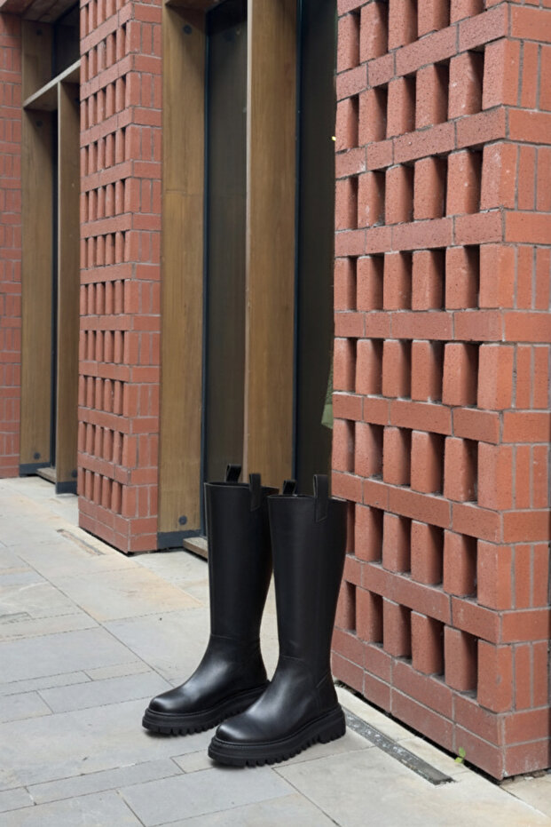 Czarne skórzane buty damskie z podszewką z futerkiem i zamkiem z tyłu - 3