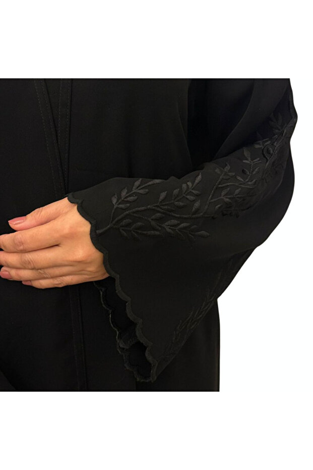 عباية سوداء مطرزة بنقشة أوراق - 3