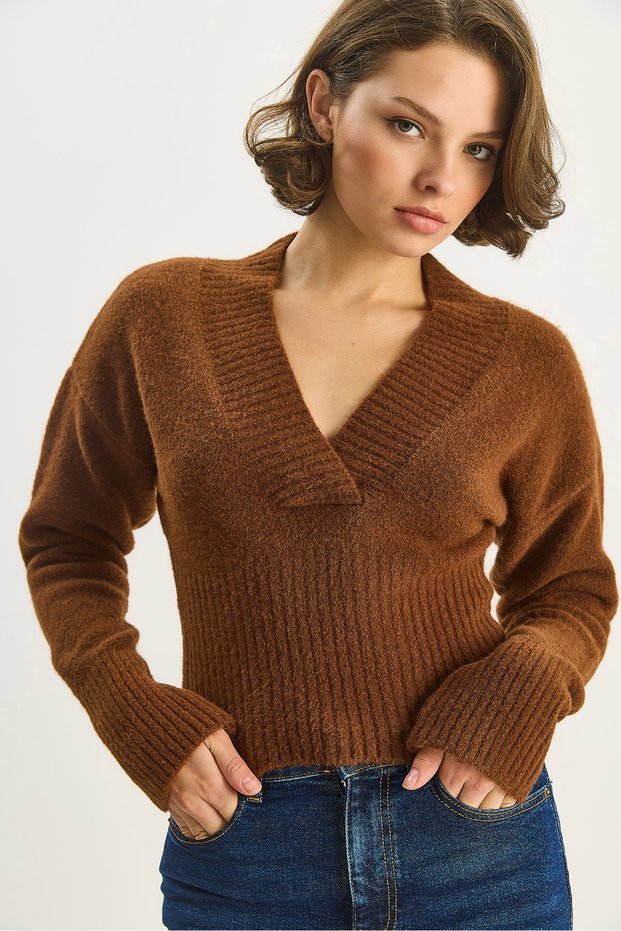 Women's Camel V-Neck Waist-Fitted Ribbed Knit Sweater 5080 60283586